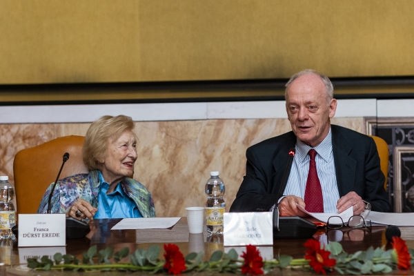Prof. Michele Marsonet e Dott.ssa Franca Erede Dürst premiano Prof. Michele Marsonet e Dott.ssa Franca Erede Dürst premiano